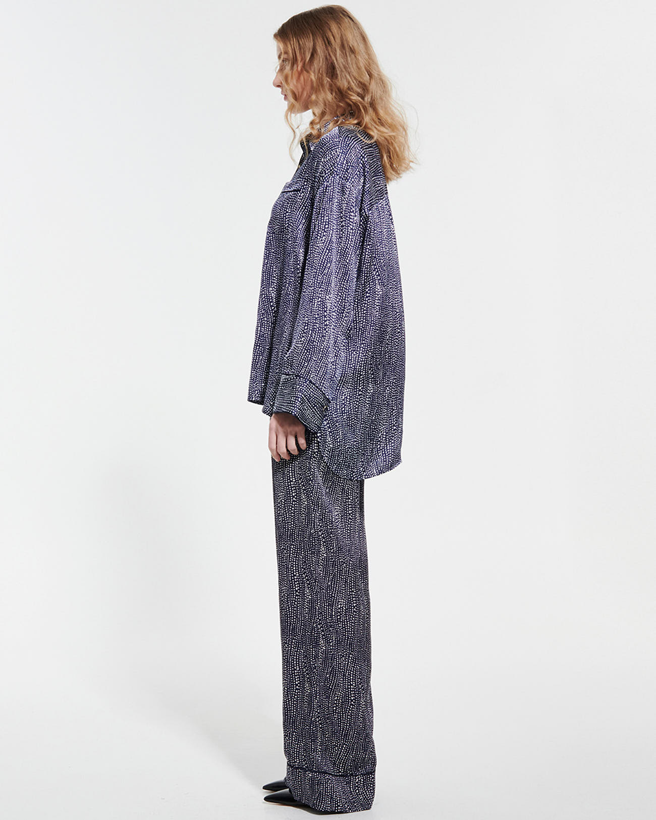 Pantalon Pino Pantalon fluide satin&eacute; imprim&eacute; marine et blanc ZAPA