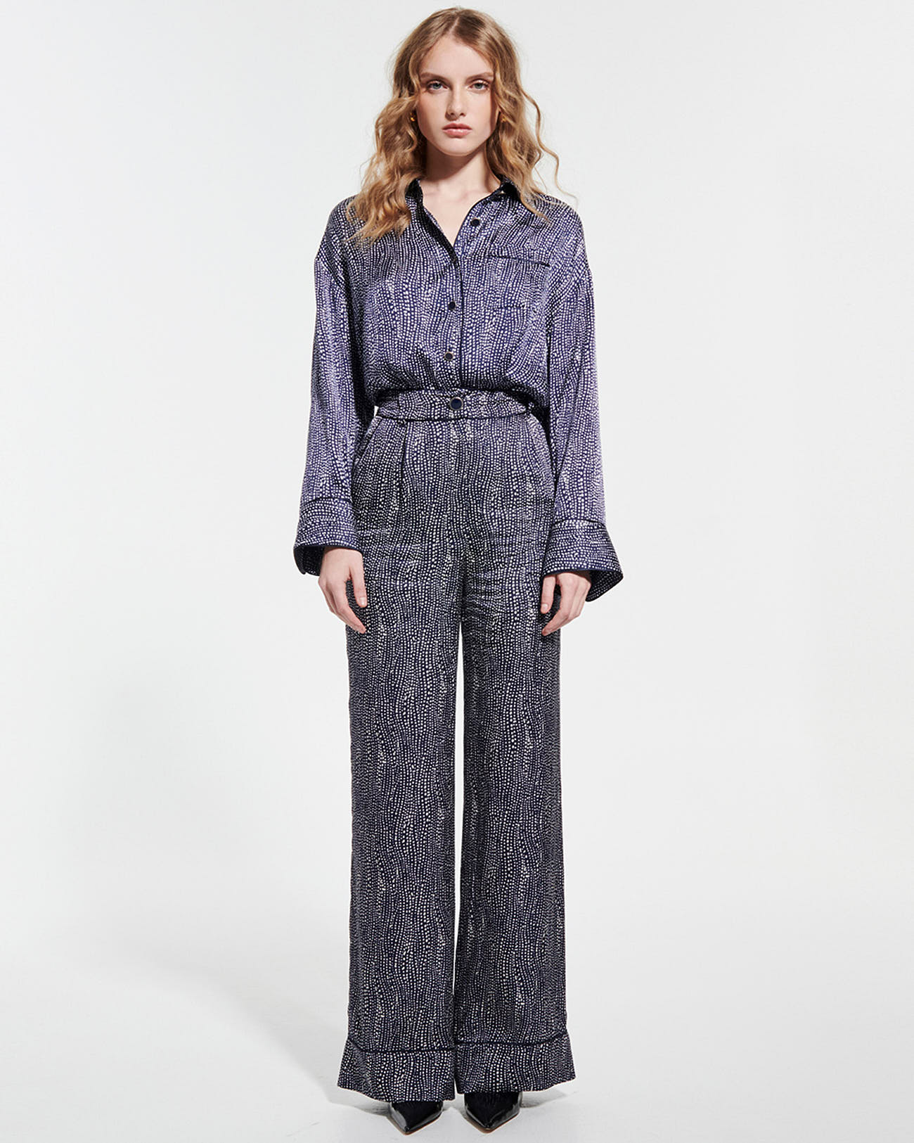 Pantalon Pino Pantalon fluide satin&eacute; imprim&eacute; marine et blanc ZAPA