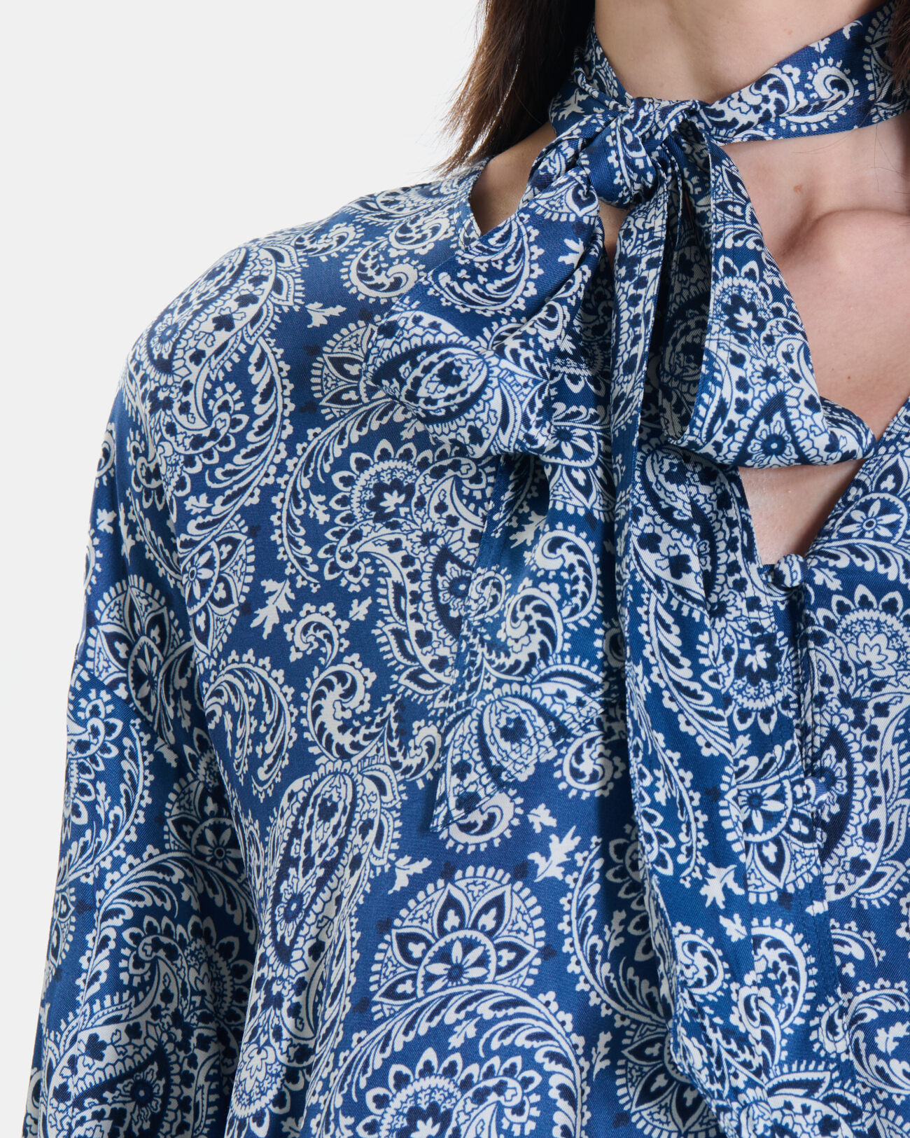 Chemise Cheryn Chemise imprim&eacute; cachemire bleu et beige &agrave; col lavalli&egrave;re ZAPA